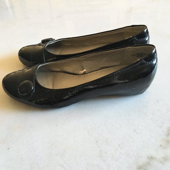 Nicole shiny black patent ballet flats / shoes with buttons - Picture 6 of 9